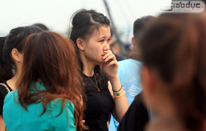 Một cô gái bị đám đông xô đẩy đến phát khóc